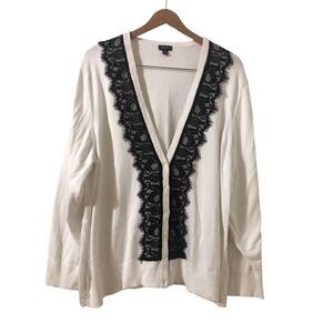 Torrid Women’s Size 4  4X Black Lace Detail On A White Cotton Knit Vneck Sweater